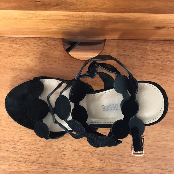 Black scalloped heels - Picture 2 of 4